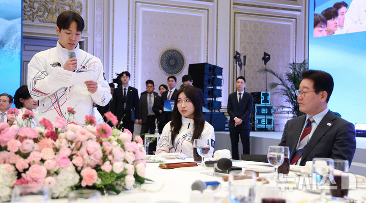 [서울=뉴시스] 고범준 기자 = 이재명 대통령이 5일 청와대 영빈관에서 열린 2026 밀라노·코르티나담페초 동계올림픽 선수단 격려 오찬에서 스켈레톤 정승기의 대표 발언을 듣고 있다. 2026.03.05. photo@newsis.com