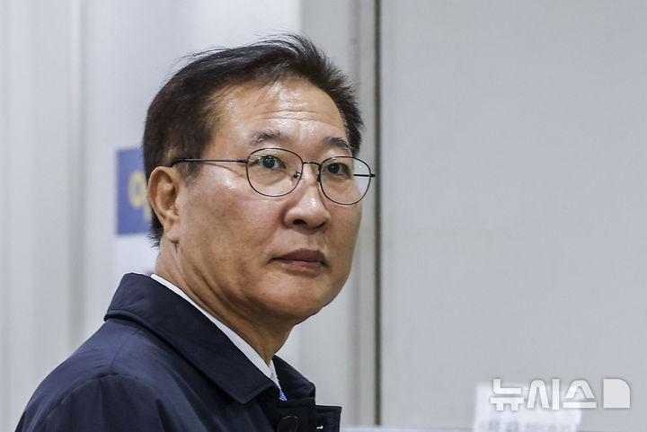 [서울=뉴시스] 정병혁 기자 = '김건희 여사 수사 무마 의혹·안가 회동 위증' 혐의를 받는 박성재 전 법무부 장관이 5일 서울 서초구 서울중앙지방법원에서 열린 4차 공판에 출석하고 있다. 2026.03.05. jhope@newsis.com