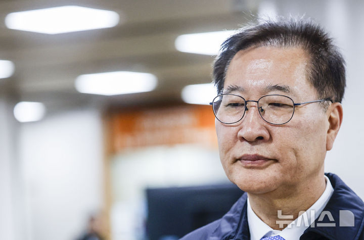 [서울=뉴시스] 정병혁 기자 =12·3 비상계엄 선포 당시 수용자 수용 시설을 확보하며 내란에 가담했다는 의혹을 받는 박성재 전 법무부 장관의 재판에 증인으로 채택된 심우정 전 검찰총장이 9일 재판에 불출석했다. 사진은 박 전 장관이 지난 5일 서울 서초구 서울중앙지방법원에서 열린 4차 공판에 출석하는 모습. 2026.03.09. jhope@newsis.com