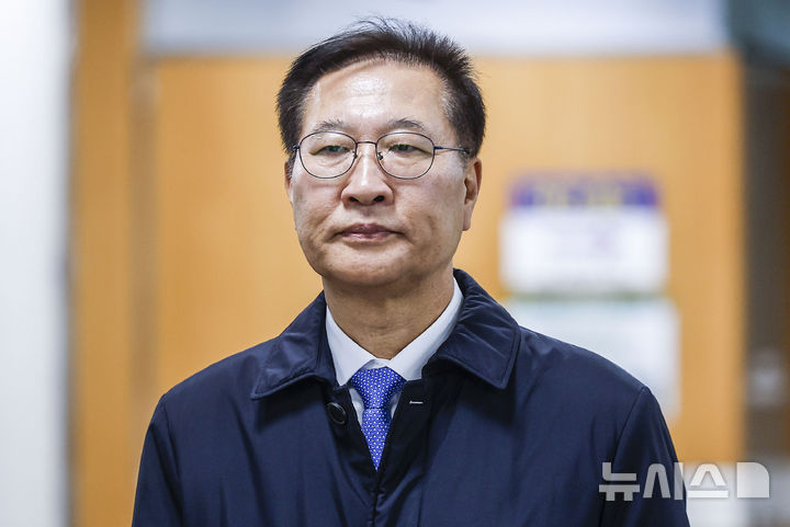[서울=뉴시스] 정병혁 기자 = 특검이 12·3 비상계엄 선포 과정에 가담한 혐의로 기소된 박성재 전 법무부 장관의 항소심에서 징역 25년을 구형했다. 재판부는 내달 21일 선고할 예정이다. 사진은 박 전 장관이 지난달 3월 5일 서울중앙지법에서 열린 자신의 내란 중요임무 종사 혐의 4차 공판에 출석하는 모습. 2026.09.29. jhope@newsis.com