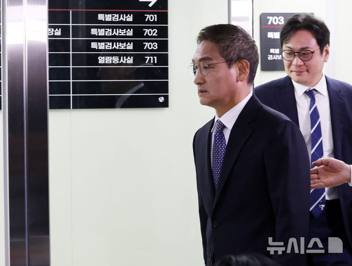 [서울=뉴시스] 배훈식 기자 = 안권섭 관봉권 띠지 폐기 의혹 및 쿠팡 퇴직금 불기소 외압 의혹 진상 규명을 위한 특별검사가 지난 5일 서울 서초구 특검 사무실 앞에 수사 결과 발표 차 나오고 있다. 2026.03.09. dahora83@newsis.com