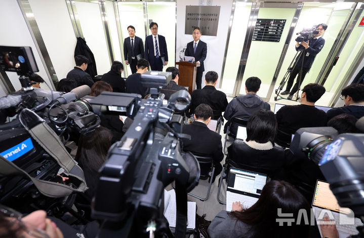 [서울=뉴시스] 배훈식 기자 = 안권섭 관봉권 띠지 폐기 의혹 및 쿠팡 퇴직금 불기소 외압 의혹 진상 규명을 위한 특별검사가 5일 오후 서울 서초구 특검 사무실 앞에서 수사 결과를 발표하고 있다. 2026.03.05. dahora83@newsis.com