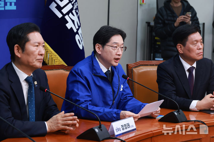 [서울=뉴시스] 고승민 기자 = 더불어민주당 경남도지사 후보로 확정된 김경수 지방시대위원장이 5일 서울 여의도 국회에서 열린 중앙당공천관리위원회 공천 심사 발표에서 소감을 밝히고 있다. 2026.03.05. kkssmm99@newsis.com