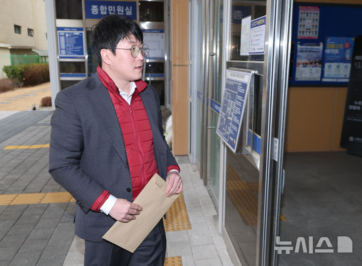 [서울=뉴시스] 황준선 기자 = 김민석 강서구의원이 5일 오후 서울 강서경찰서에서 진성준 더불어민주당 의원 정치자금법 위반 혐의 고발 사건 관련 고발인 조사에 출석하고 있다. 2026.03.05. hwang@newsis.com