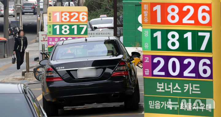 [서울=뉴시스] 홍효식 기자 = 중동 사태로 인해 국제 유가 변동성이 커진 가운데, 전국 휘발유 가격이 3년 7개월 만에 1,800원을 돌파했다.5일 한국석유공사 유가정보시스템 오피넷에 따르면 오전 10시 기준 전국 평균 휘발유 가격은 전날보다 리터당 29.6원 오른 1,807.1원으로 집계됐다. 서울 평균 휘발유 가격은 어제(4일)보다 31.8원 오른 1,874.4원을 기록했다. 경유 전국 평균 가격은 하루 만에 56.5원 오른 1,785.3원, 서울 평균 가격은 61.4원 상승해 1,865.4원이다.5일 서울 시내 한 주유소에 유가 정보가 표시돼 있다. 2026.03.05. yesphoto@newsis.com