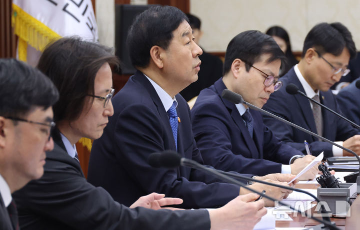 [서울=뉴시스] 추상철 기자 = 구윤철 부총리 겸 재정경제부 장관이 5일 오후 서울 종로구 정부서울청사에서 열린 민생물가 특별관리 관계장관 TF 회의를 주재하고 있다. 2026.03.05. scchoo@newsis.com