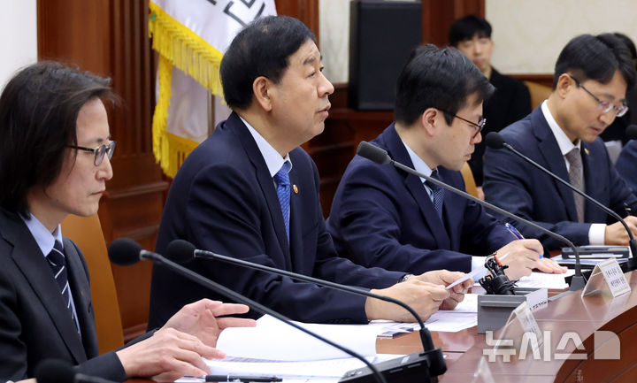 [서울=뉴시스] 추상철 기자 = 구윤철 부총리 겸 재정경제부 장관이 지난 5일 오후 서울 종로구 정부서울청사에서 열린 민생물가 특별관리 관계장관 TF 회의를 주재하고 있다. 2026.03.05. scchoo@newsis.com