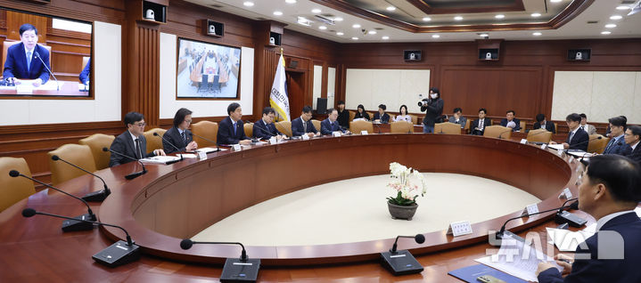 [서울=뉴시스] 추상철 기자 = 구윤철 부총리 겸 재정경제부 장관이 지난 5일 오후 서울 종로구 정부서울청사에서 열린 민생물가 특별관리 관계장관 TF 회의를 주재하고 있다. 2026.03.05. scchoo@newsis.com