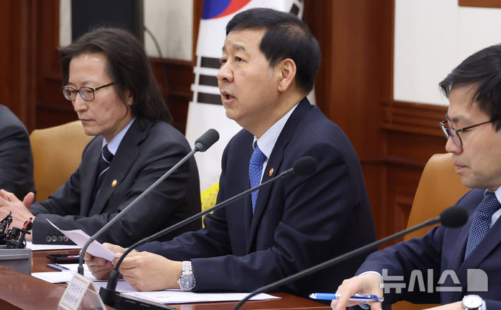 [서울=뉴시스] 추상철 기자 = 구윤철 부총리 겸 재정경제부 장관이 5일 오후 서울 종로구 정부서울청사에서 열린 민생물가 특별관리 관계장관 TF 회의를 주재하고 있다. 2026.03.05. scchoo@newsis.com