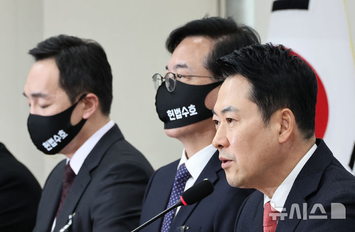 [서울=뉴시스] 김금보 기자 = 장동혁 국민의힘 대표가 5일 오후 서울 여의도 국회에서 열린 최고위원회의에서 발언을 하고 있다. 장 대표를 비롯한 지도부는 '사법독립·헌법수호' 표어가 적힌 마스크를 착용하고 회의했다. 2026.03.05. kgb@newsis.com