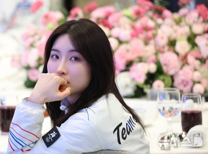 [서울=뉴시스] 고범준 기자 = 쇼트트랙 국가대표 김길리가 5일 청와대 영빈관에서 열린 2026 밀라노·코르티나담페초 동계올림픽 선수단 격려 오찬에 참석해 자리에 앉아 있다. 2026.03.05. photo@newsis.com