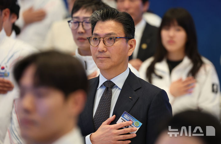 [서울=뉴시스] 고범준 기자 = 김재열 국제빙상경기연맹(ISU) 회장이 5일 청와대 영빈관에서 열린 2026 밀라노·코르티나담페초 동계올림픽 선수단 격려 오찬에서 국민의례를 하고 있다. 2026.03.05. photo@newsis.com