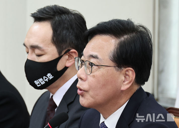 [서울=뉴시스] 김금보 기자 = 송언석 국민의힘 원내대표가 5일 오후 서울 여의도 국회에서 열린 최고위원회의에서 발언을 하고 있다. 국민의힘 지도부는 '사법독립·헌법수호' 표어가 적힌 마스크를 착용하고 회의했다. 2026.03.05. kgb@newsis.com