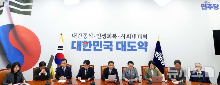 [서울=뉴시스] 조성봉 기자 = 한병도 더불어민주당 국정조사추진위 위원장이 5일 오후 서울 여의도 국회에서 열린 윤석열 정권 조작기소 진상규명 및 공소취소를 위한 국정조사 추진위원회 전체회의에서 발언을 하고 있다. 2026.03.05. suncho21@newsis.com