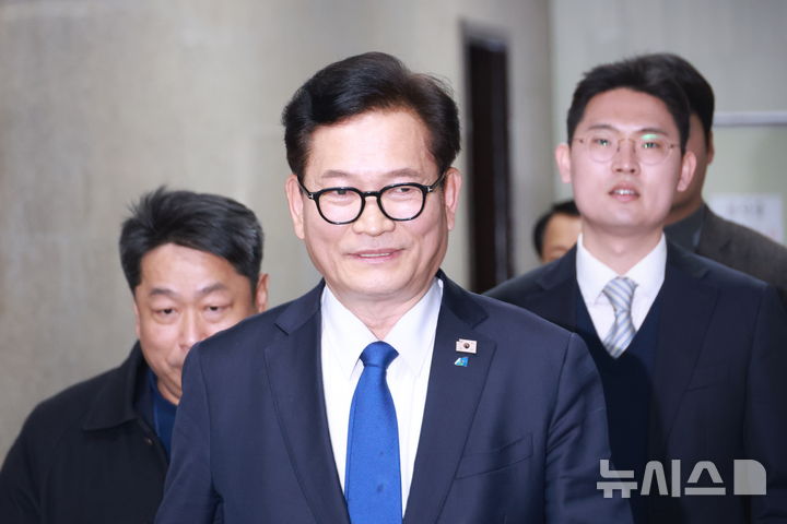 [서울=뉴시스] 고승민 기자 = 송영길 전 더불어민주당 대표가 정청래 대표를 만나기 위해 5일 서울 여의도 국회 정 대표 집무실로 향하고 있다. 2026.03.05. kkssmm99@newsis.com