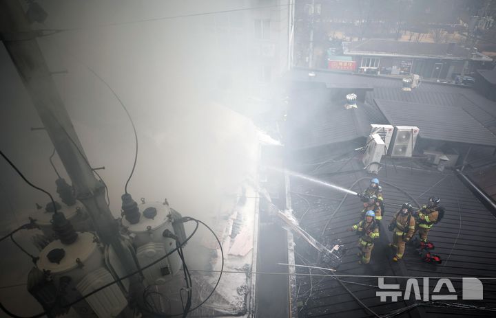 [서울=뉴시스] 정병혁 기자 = 5일 오후 1시 20분께 서울 종로구 귀금속거리에서 화재가 발생해 소방대원들이 화재 진압을 하고 있다. 2026.03.05. jhope@newsis.com