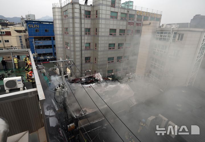 [서울=뉴시스] 정병혁 기자 = 5일 오후 1시 20분께 서울 종로구 귀금속거리에서 화재가 발생해 소방대원들이 화재 진압을 하고 있다. 2026.03.05. jhope@newsis.com