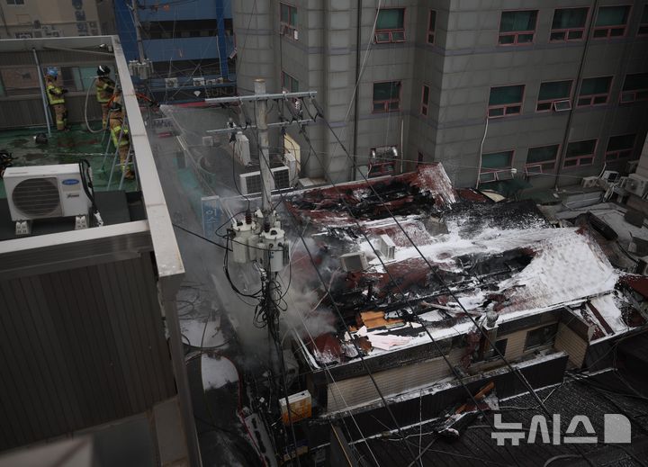 [서울=뉴시스] 정병혁 기자 = 5일 오후 1시 20분께 서울 종로구 귀금속거리에서 화재가 발생해 소방대원들이 화재 진압을 하고 있다. 2026.03.05. jhope@newsis.com