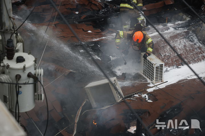 [서울=뉴시스] 정병혁 기자 = 5일 오후 1시 20분께 서울 종로구 귀금속거리에서 화재가 발생해 소방대원들이 화재 진압을 하고 있다. 2026.03.05. jhope@newsis.com