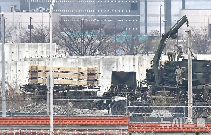 [평택=뉴시스] 김종택 기자 = 미국과 이스라엘의 이란 공습으로 중동 사태가 확대되면서 한미가 주한미군 무기 차출에 대해 협의 중인 것으로 알려진 지난 5일 경기 평택시 캠프 험프리스 지대공 유도 미사일인 패트리엇(PAC-3)포대에서 주한미군 장병들이 중장비를 동원해 작업하고 있다. 2026.03.05. jtk@newsis.com