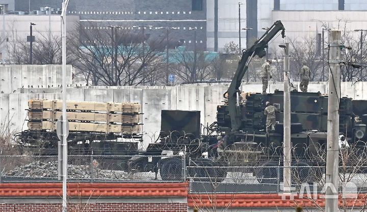 [평택=뉴시스] 김종택 기자 = 미국과 이스라엘의 이란 공습으로 중동 사태가 확대되면서 한미가 주한미군 무기 차출에 대해 협의 중인 것으로 알려진 5일 경기 평택시 캠프 험프리스 지대공 유도 미사일인 패트리엇(PAC-3)포대에서 주한미군 장병들이 중장비를 동원해 작업하고 있다. 2026.03.05. jtk@newsis.com