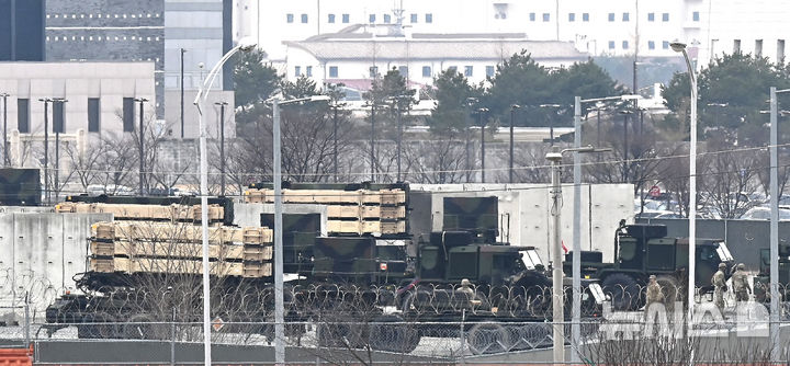 [평택=뉴시스]미국·이스라엘의 이란 공습으로 시작된 전쟁이 28일(현지 시간) 6개월을 맞았다. 도널드 트럼프 미국 행정부가 6개월간 이란 전선에 사실상 전력투구하면서, 한국을 비롯한 세계 주요 전선에서 미국 공백이 심화되고 있다는 분석이 나온다. 사진은 지난 3월5일 경기 평택시 캠프 험프리스 내 지대공 유도미사일 패트리엇(PAC-3) 포대 모습. 2026.08.28.
