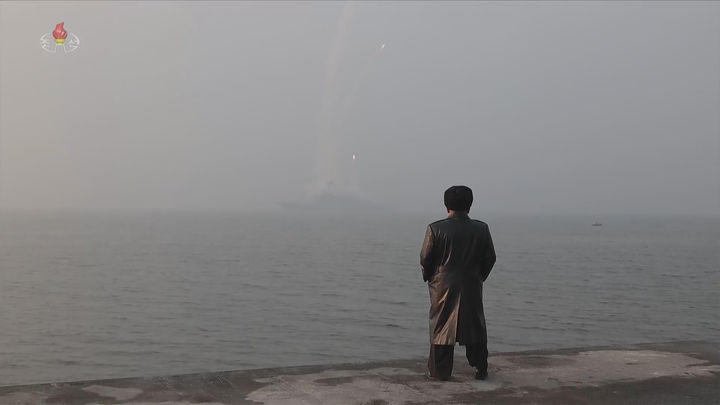 [서울=뉴시스] 북한 조선중앙TV는 김정은 국무위원장이 지난 3~4일 취역을 앞둔 5000t급 신형 구축함 '최현호'를 살펴보고 해상대지상(함대지) 전략순항미사일 시험발사를 참관했다고 5일 보도했다. (사진=조선중앙TV 캡처) 2026.03.05. photo@newsis.com *재판매 및 DB 금지