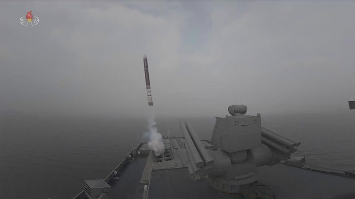 [서울=뉴시스] 북한 조선중앙TV는 김정은 국무위원장이 지난 3~4일 취역을 앞둔 5000t급 신형 구축함 '최현호'를 살펴보고 해상대지상(함대지) 전략순항미사일 시험발사를 참관했다고 5일 보도했다. (사진=조선중앙TV 캡처) 2026.03.05. photo@newsis.com *재판매 및 DB 금지