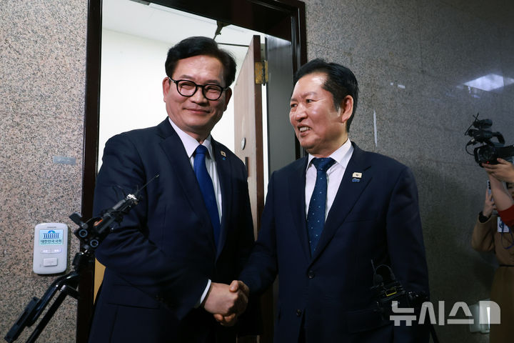 [서울=뉴시스] 고승민 기자 = 더불어민주당 정청래 대표와 송영길 전 대표가 5일 서울 여의도 국회 정 대표실에서 면담 후 나와 인사를 하고 있다. 2026.03.05. kkssmm99@newsis.com