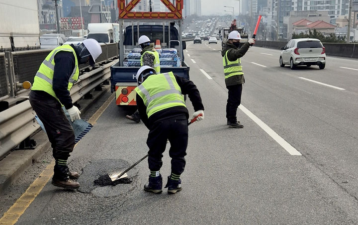 [광주=뉴시스] 광주시종합건설본부 해빙기 포트홀 등 도로파손 긴급대응. (사진=광주시 제공) 2026.03.05. photo@newsis.com&nbsp; *재판매 및 DB 금지