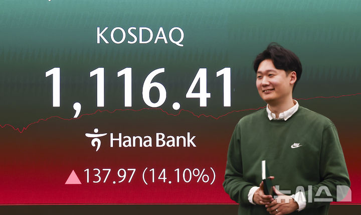 [서울=뉴시스] 김근수 기자 = 코스닥 지수는 전 거래일(978.44)보다 137.97포인트(14.10%) 상승한 1116.41에 거래를 마친 5일 서울 중구 하나은행 본점 전광판에 지수가 나오고 있다. 코스피는 전 거래일(5093.54)보다 490.36포인트(9.63%) 오른 5583.90에 마감했다. 외환시장에서 원·달러 환율은 전 거래일(1476.2원)보다 8.1원 내린 1468.1원에 주간 거래를 마감했다. 2026.03.05. ks@newsis.com