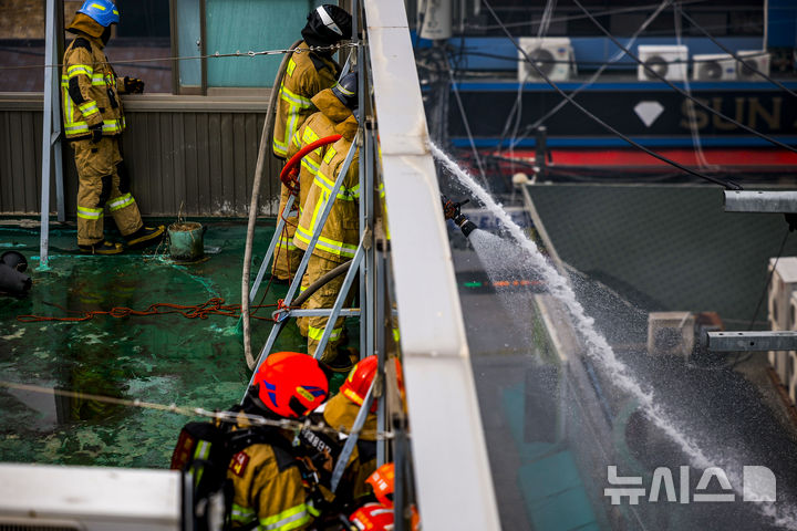 [서울=뉴시스] 정병혁 기자 = 5일 오후 1시 20분께 서울 종로구 귀금속거리에서 화재가 발생해 소방대원들이 화재 진압을 하고 있다. 2026.03.05. jhope@newsis.com