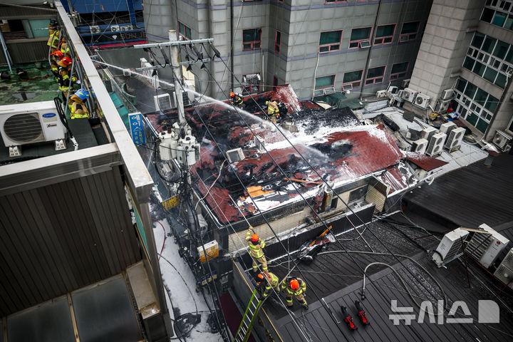 [서울=뉴시스] 정병혁 기자 = 5일 오후 1시 20분께 서울 종로구 귀금속거리에서 화재가 발생해 소방대원들이 화재 진압을 하고 있다. 2026.03.05. jhope@newsis.com