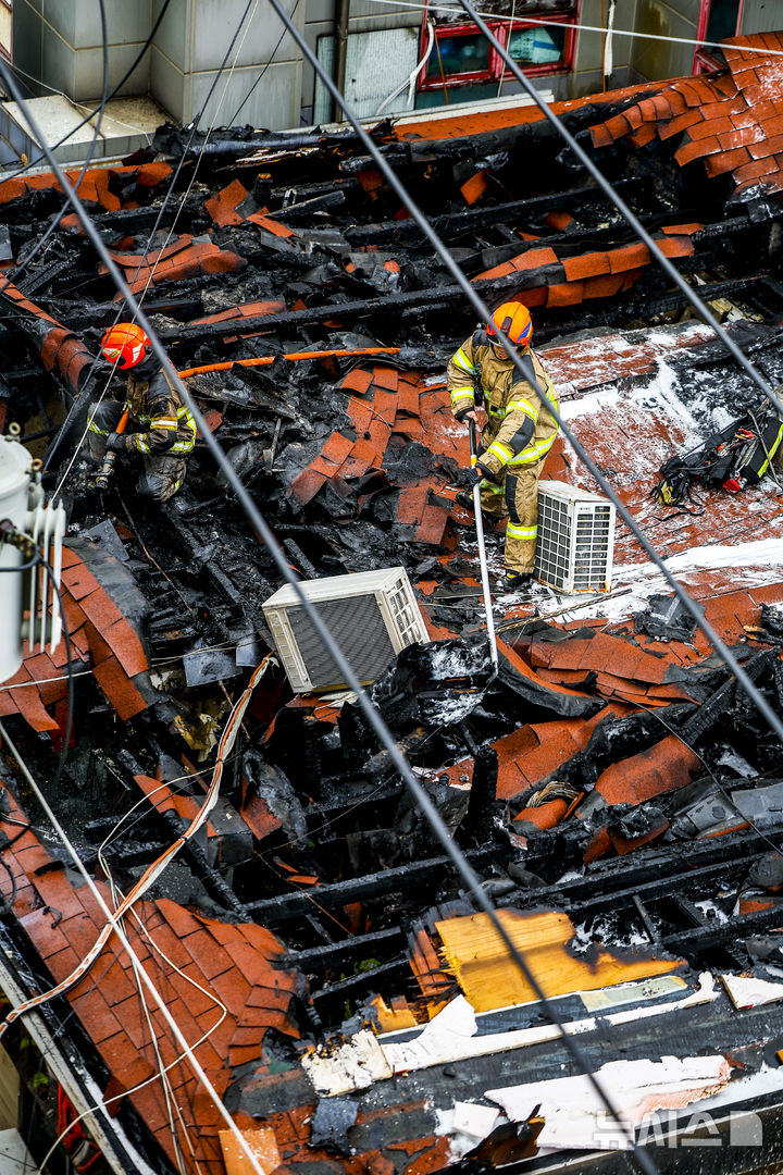 [서울=뉴시스] 정병혁 기자 = 5일 오후 1시 20분께 서울 종로구 귀금속거리에서 화재가 발생해 소방대원들이 화재 진압을 하고 있다. 2026.03.05. jhope@newsis.com