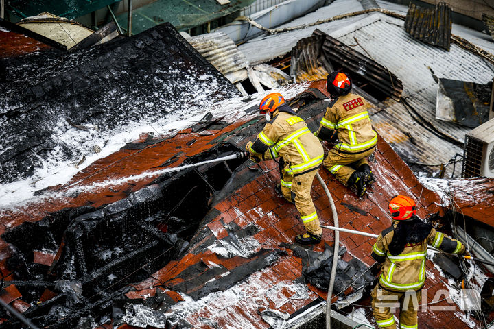 [서울=뉴시스] 정병혁 기자 = 5일 오후 1시 20분께 서울 종로구 귀금속거리에서 화재가 발생해 소방대원들이 화재 진압을 하고 있다. 2026.03.05. jhope@newsis.com