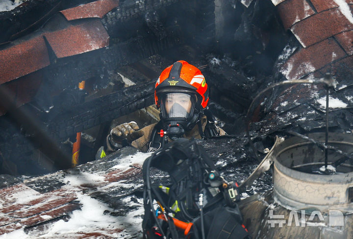 [서울=뉴시스] 정병혁 기자 = 5일 오후 1시 20분께 서울 종로구 귀금속거리에서 화재가 발생해 소방대원들이 화재 진압을 하고 있다. 2026.03.05. jhope@newsis.com