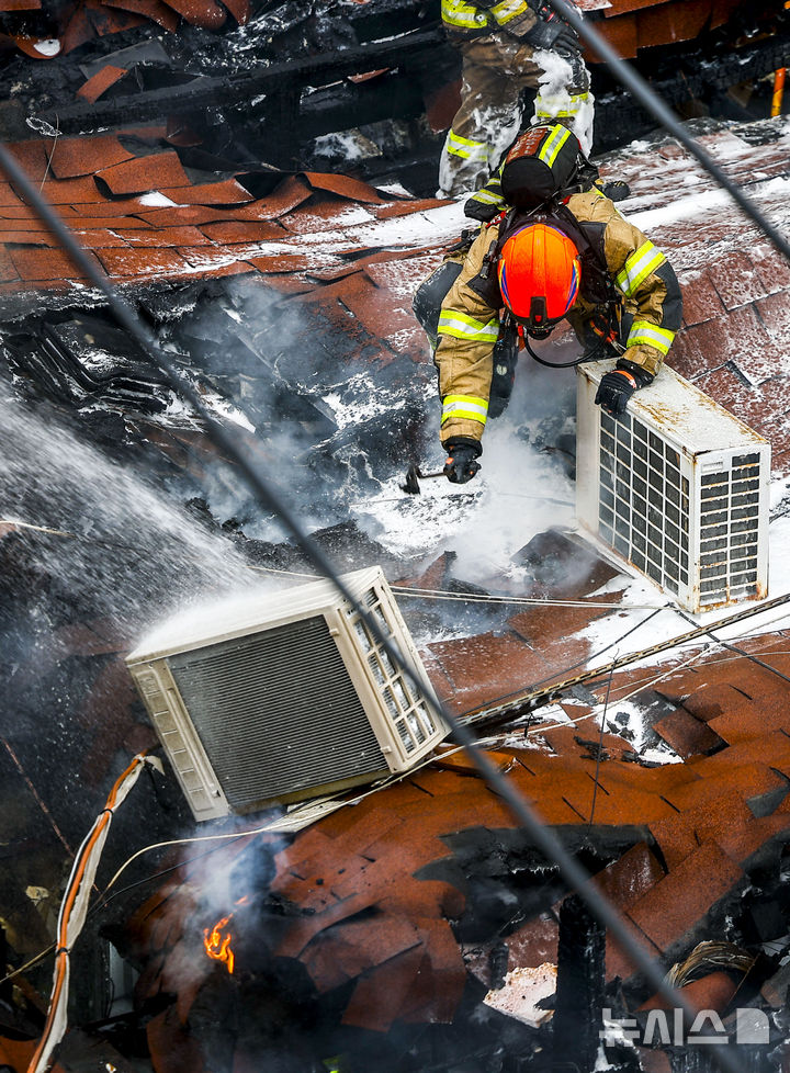 [서울=뉴시스] 정병혁 기자 = 5일 오후 1시 20분께 서울 종로구 귀금속거리에서 화재가 발생해 소방대원들이 화재 진압을 하고 있다. 2026.03.05. jhope@newsis.com