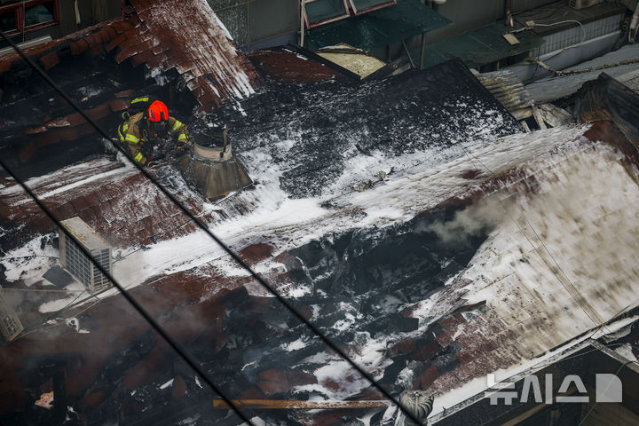 [서울=뉴시스] 정병혁 기자 = 5일 오후 1시 20분께 서울 종로구 귀금속거리에서 화재가 발생해 소방대원들이 화재 진압을 하고 있다. 2026.03.05. jhope@newsis.com