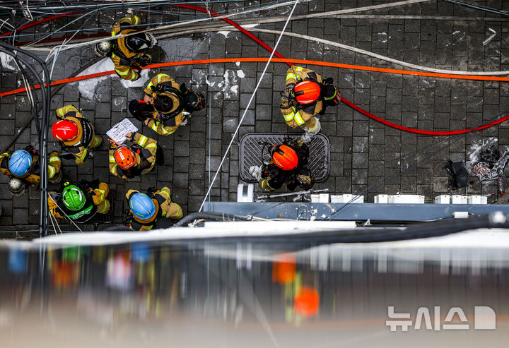 [서울=뉴시스] 정병혁 기자 = 5일 오후 1시 20분께 서울 종로구 귀금속거리에서 화재가 발생해 소방대원들이 화재 진압을 하고 있다. 2026.03.05. jhope@newsis.com