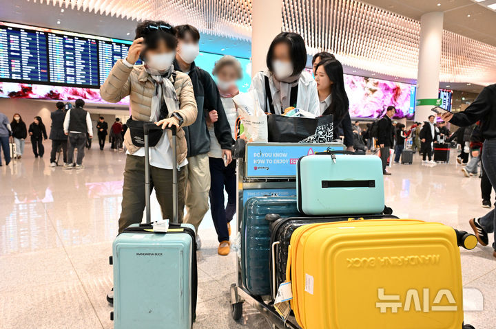 [인천공항=뉴시스] 김진아 기자 = 미국·이스라엘과 이란의 군사 충돌 여파로 중동 정세 불안이 고조되는 가운데 아랍에미리트(UAE) 두바이에 체류 중인 한국인 관광객들이 5일 인천국제공항 제2터미널을 통해 귀국하고 있다. (공동취재) 2026.03.05. photo@newsis.com