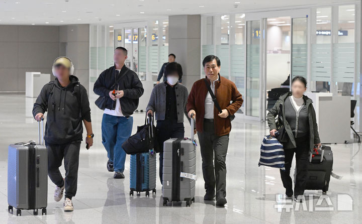 [인천공항=뉴시스] 김진아 기자 = 미국·이스라엘과 이란의 군사 충돌 여파로 중동 정세 불안이 고조되는 가운데 아랍에미리트(UAE) 두바이에 체류 중인 한국인 관광객이 5일 인천국제공항 제2터미널을 통해 귀국하고 있다. (공동취재) 2026.03.05. photo@newsis.com