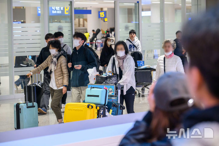 [인천공항=뉴시스] 김진아 기자 = 미국·이스라엘과 이란의 군사 충돌 여파로 중동 정세 불안이 고조되는 가운데 아랍에미리트(UAE) 두바이에 체류 중인 한국인 관광객이 5일 인천국제공항 제2터미널을 통해 귀국하고 있다. (공동취재) 2026.03.05. photo@newsis.com