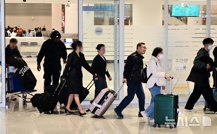 [인천공항=뉴시스] 김진아 기자 = 미국·이스라엘과 이란의 군사 충돌 여파로 중동 정세 불안이 고조되는 가운데 아랍에미리트(UAE) 두바이에 체류 중인 한국인 관광객이 5일 인천국제공항 제2터미널을 통해 귀국하고 있다. (공동취재) 2026.03.05. photo@newsis.com