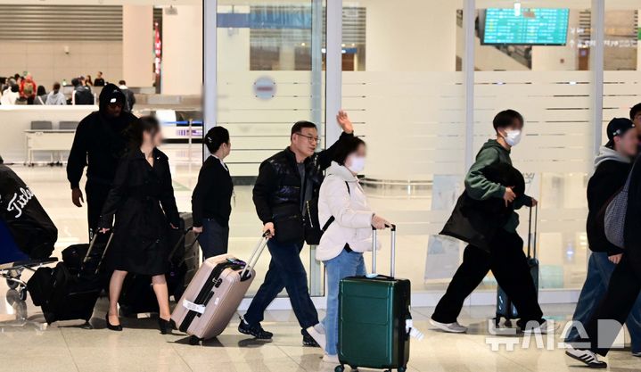 [인천공항=뉴시스] 김진아 기자 = 미국·이스라엘과 이란의 군사 충돌 여파로 중동 정세 불안이 고조되는 가운데 아랍에미리트(UAE) 두바이에 체류 중인 한국인 관광객이 5일 인천국제공항 제2터미널을 통해 귀국하고 있다. (공동취재) 2026.03.05. photo@newsis.com