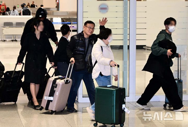 [인천공항=뉴시스] 김진아 기자 = 미국·이스라엘과 이란의 군사 충돌 여파로 중동 정세 불안이 고조되는 가운데 아랍에미리트(UAE) 두바이에 체류 중인 한국인 관광객이 5일 인천국제공항 제2터미널을 통해 귀국하고 있다. (공동취재) 2026.03.05. photo@newsis.com