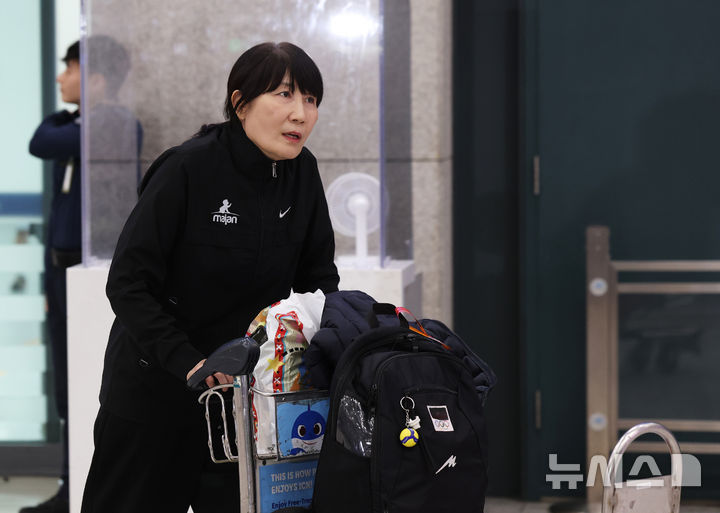 [인천공항=뉴시스] 김진아 기자 = 중동 상황 악화로 급거 귀국한 이도희 이란 여자배구 국가대표팀 감독이 5일 오후 인천국제공항 제1터미널을 통해 귀국하고 있다. (공동취재) 2026.03.05. photo@newsis.com
