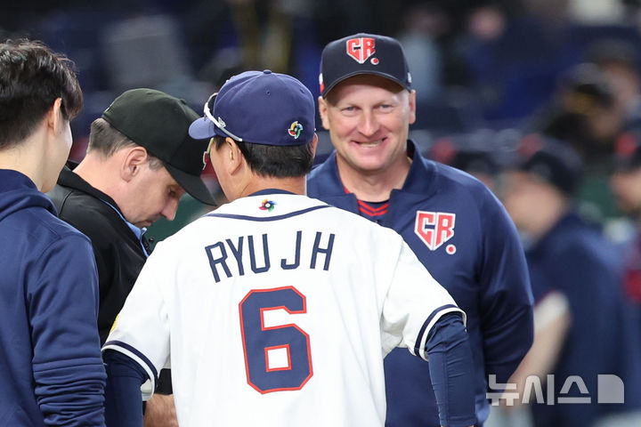 [도쿄=뉴시스] 권창회 기자 = 5일 일본 도쿄돔에서 열린 2026 WBC 조별리그 C조 1차전 한국과 체코와의 경기 시작에 앞서 한국 류지현 감독과 파벨 하딤 체코 감독이 심판과 대화를 나누고 있다. 2026.03.05. kch0523@newsis.com