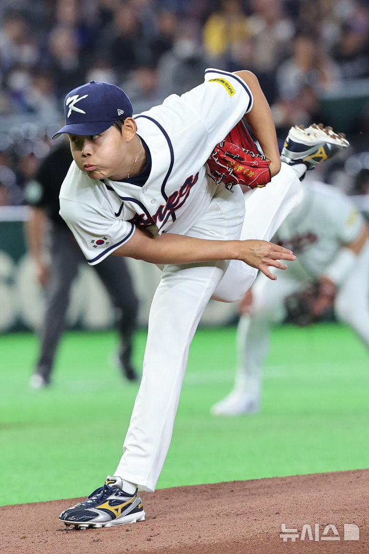 [도쿄=뉴시스] 권창회 기자 = 5일 일본 도쿄돔에서 열린 2026 WBC 조별리그 C조 1차전 한국과 체코와의 경기, 1회 초 한국 선발 소형준이 역투하고 있다. 2026.03.05. kch0523@newsis.com