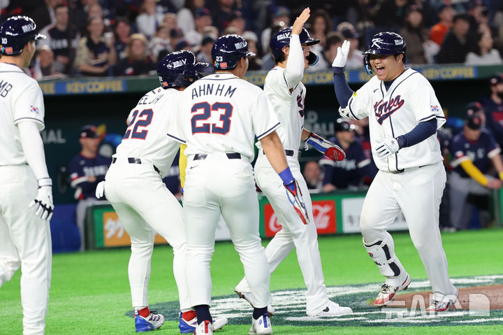 [도쿄=뉴시스] 권창회 기자 = 5일 일본 도쿄돔에서 열린 2026 WBC 조별리그 C조 1차전 한국과 체코와의 경기, 1회말 1사 주자 만루 한국 문보경이 만루홈런을 친뒤 동료들의 축하를 받고 있다. 2026.03.05. kch0523@newsis.com