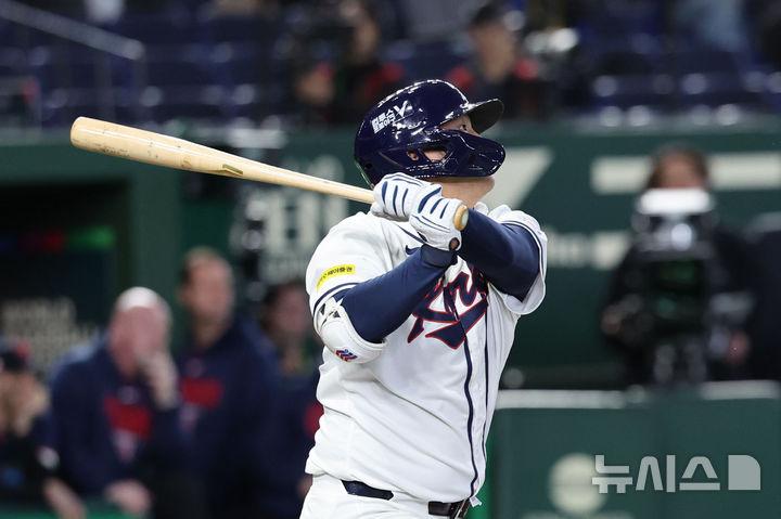 [도쿄=뉴시스] 권창회 기자 = 5일 일본 도쿄돔에서 열린 2026 WBC 조별리그 C조 1차전 한국과 체코와의 경기, 1회말 1사 주자 만루 한국 문보경이 만루홈런을 치고 있다. 2026.03.05. kch0523@newsis.com